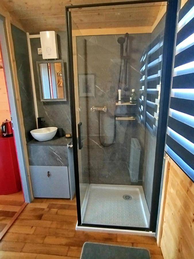 Camping pour 2 personnes, avec jardin ainsi que jacuzzi et terrasse dans la Région de nyons - 3