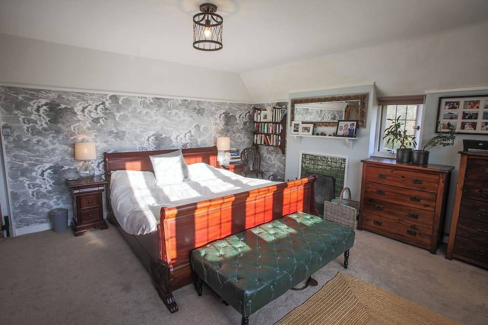 The Spy’s House | Luxury 7 Bed | Hot Tub | 3 Acres | Near London in Worplesdon, Guildford