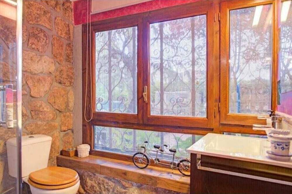 Peñalara-la casa de Galapagar, alojamiento romántico de piedra, con chimenea. in Galapagar, Provincia de Madrid