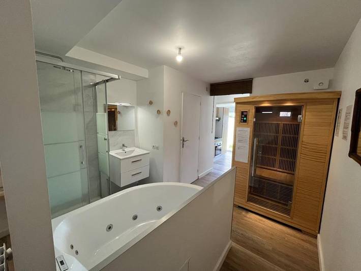 Appartement de vacances pour 4 personnes, avec jardin ainsi que sauna et jacuzzi