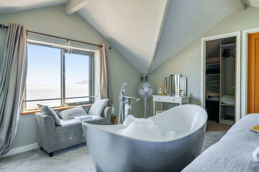 As seen on Tv! Luxurious Beach Front Cottage with Hot Tub, Log Burner & Sea Views in Charlestown, Cornwall
