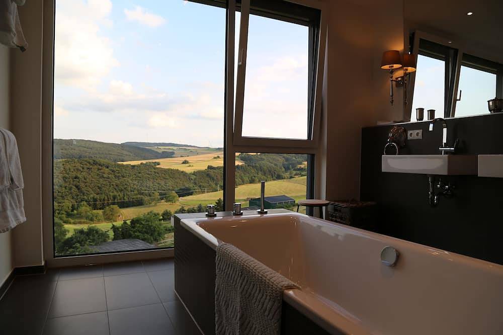 Luxus-Neubau in Bestlage: Eifel, Nürburgring, A61, Panoramablick, Saunahaus in Niederdürenbach, Osteifel