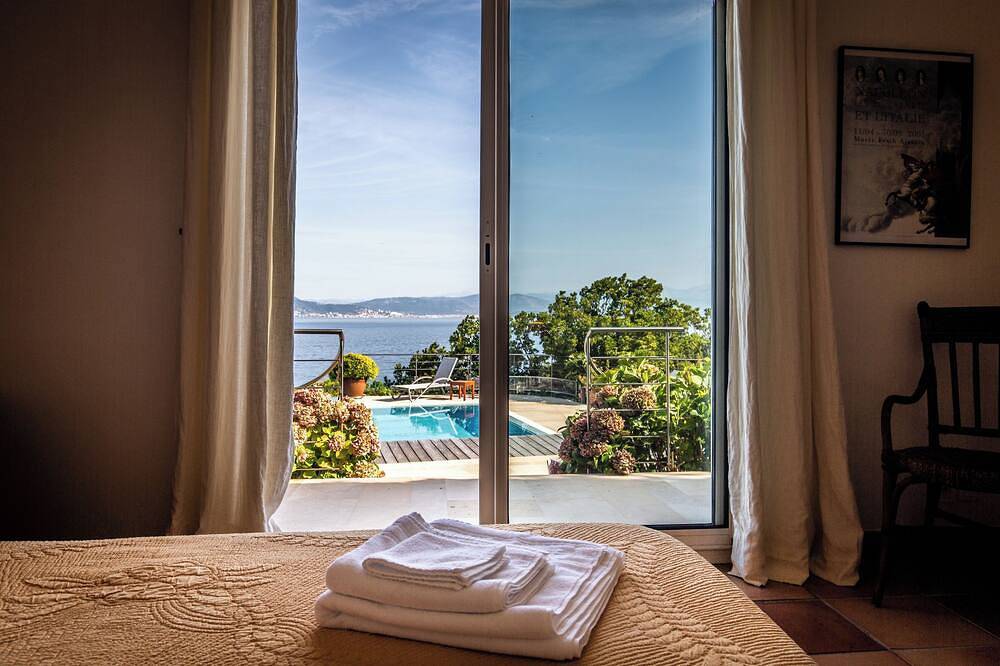 Une luxueuse villa corse bord de mer avec vues panoramiques et piscine a debordement in Portigliolo, Coti-Chiavari