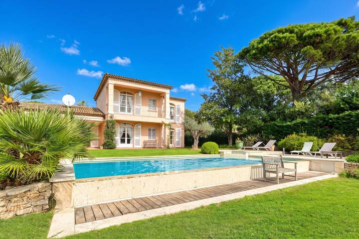 Villa pour 6 personnes, avec terrasse ainsi que vue sur l’océan et piscine à Grimaud