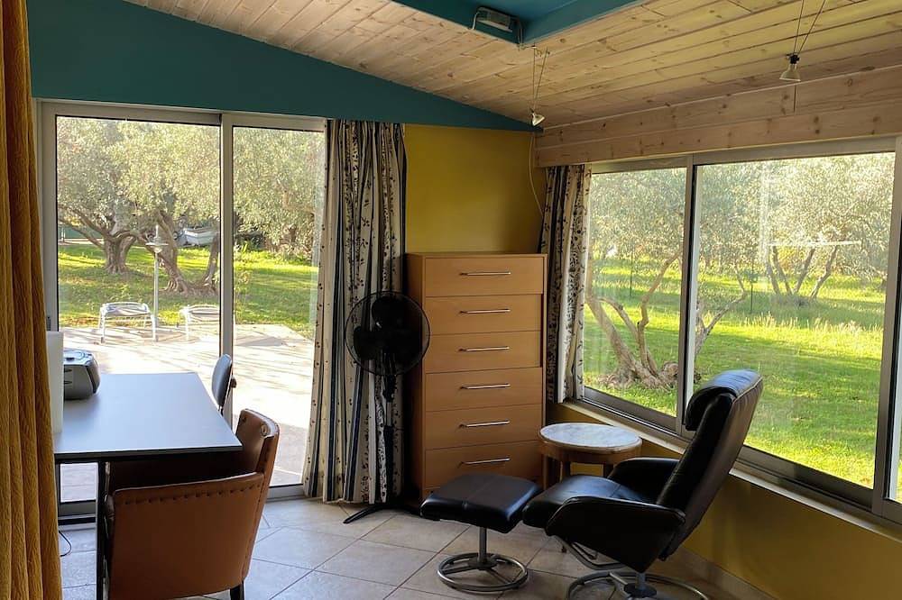Danie, house of olive trees and view of the Luberon in Maubec, Parc naturel régional du Luberon