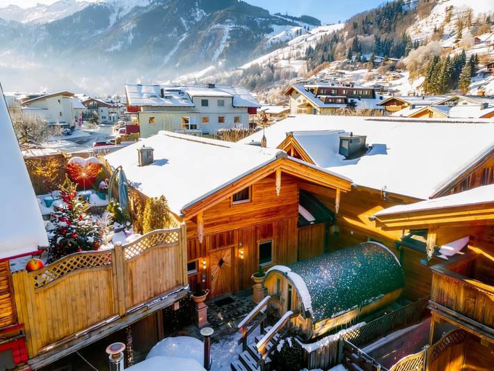 Ferienhaus für 16 Personen, mit Balkon und Whirlpool sowie Terrasse und Sauna