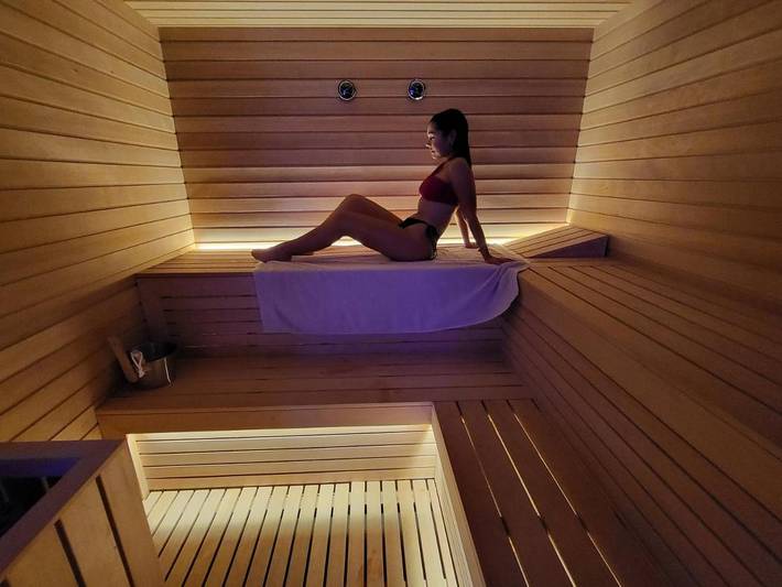 Villa pour 43 personnes, avec jardin et vue ainsi que sauna et piscine, animaux acceptés dans Eden Rock - 2