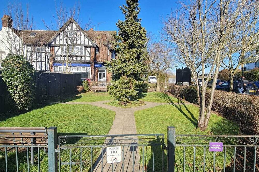 Room 5 - Double Bedroom with Sofa and additional Single bed - Loft Room in Iver, Colne Valley Park