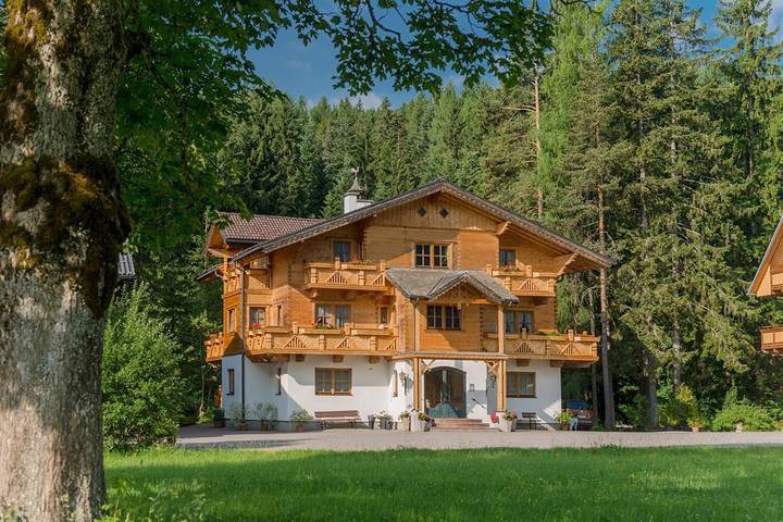 Ferienhaus für 4 Personen, mit Balkon und Terrasse sowie Garten und Pool in Ramsau am Dachstein