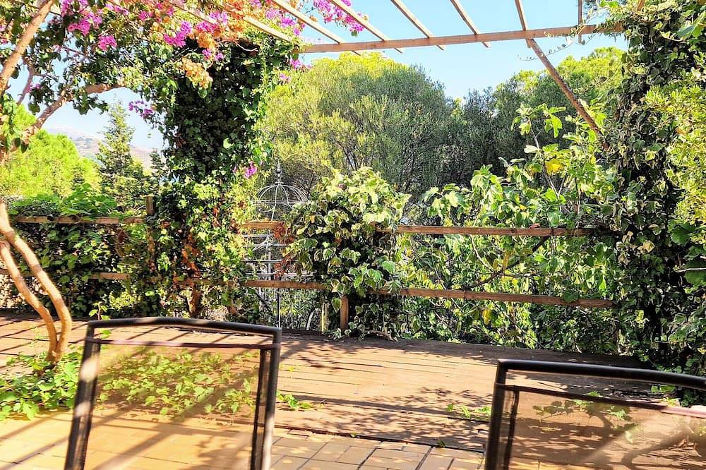 Entire apartment, Cozy 2-Br Apartment with Garden, Near Port and Town Center in Banyuls-sur-Mer in La Côte Vermeille, Banyuls-sur-Mer