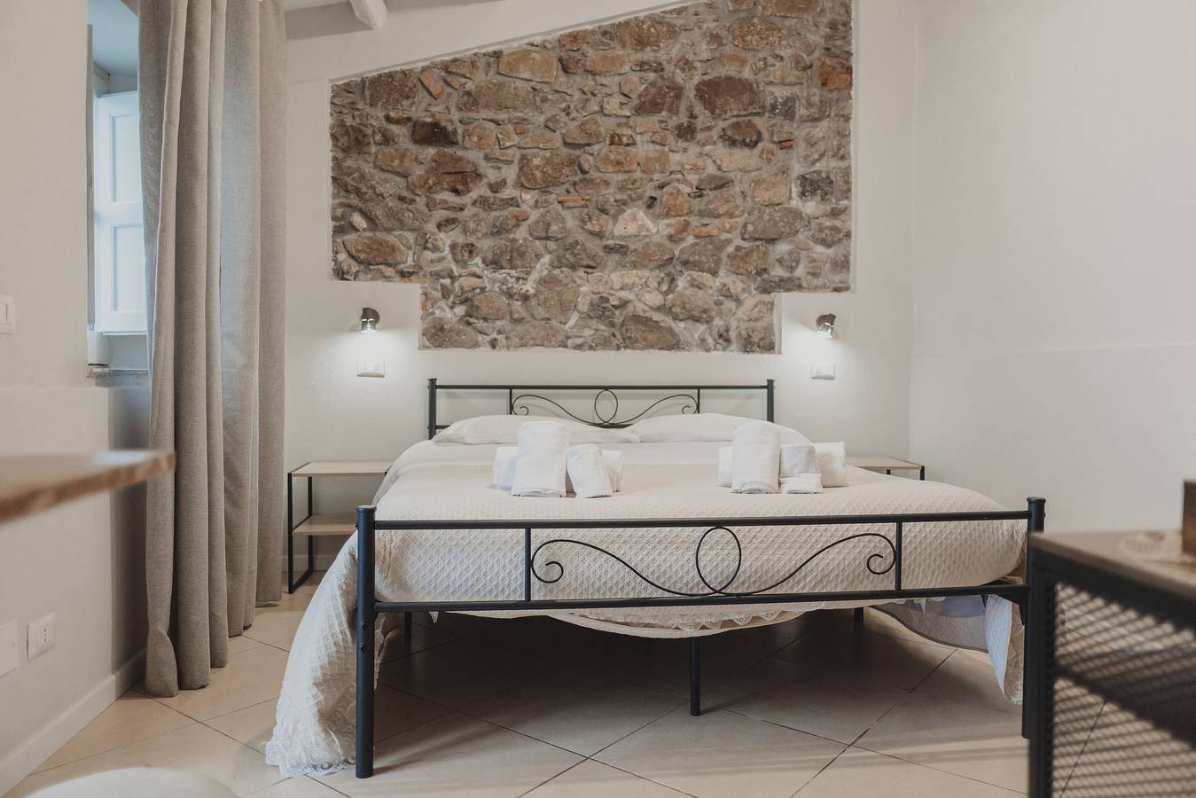 Golden Sun Room with Wi-Fi and Air Conditioning in Cefalù, Cefalù (Municipality)