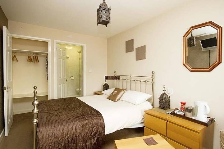 Professional Bed & Breakfast en-suite double rooms £80 per night per room. in Warwick, Warwickshire