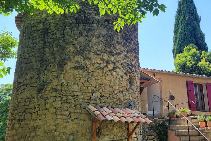 Entire apartment, Unusual gîte for 2 people in a 17th century tower in Forcalquier, Parc naturel régional du Luberon