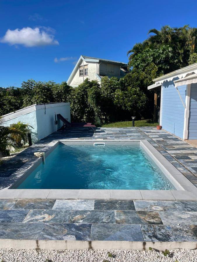 Location de vacances pour 4 personnes, avec terrasse et jardin ainsi que jacuzzi et piscine, animaux acceptés à Saint-Esprit (homonymie) - 2