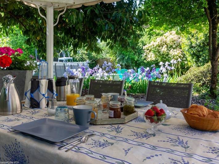 Steinhaus mit großem Garten und Pool, ruhig, 4 Schlafzimmer in Boussenois, Dijon und Umgebung