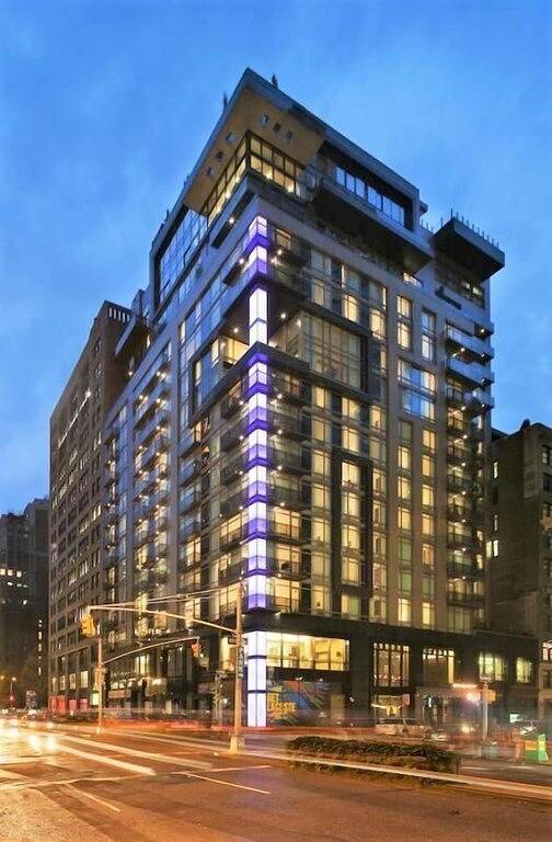 Panoramic Views from Rooftop Bar! Minutes to Times Square, Pets Allowed, Pool! in Manhattan, New York