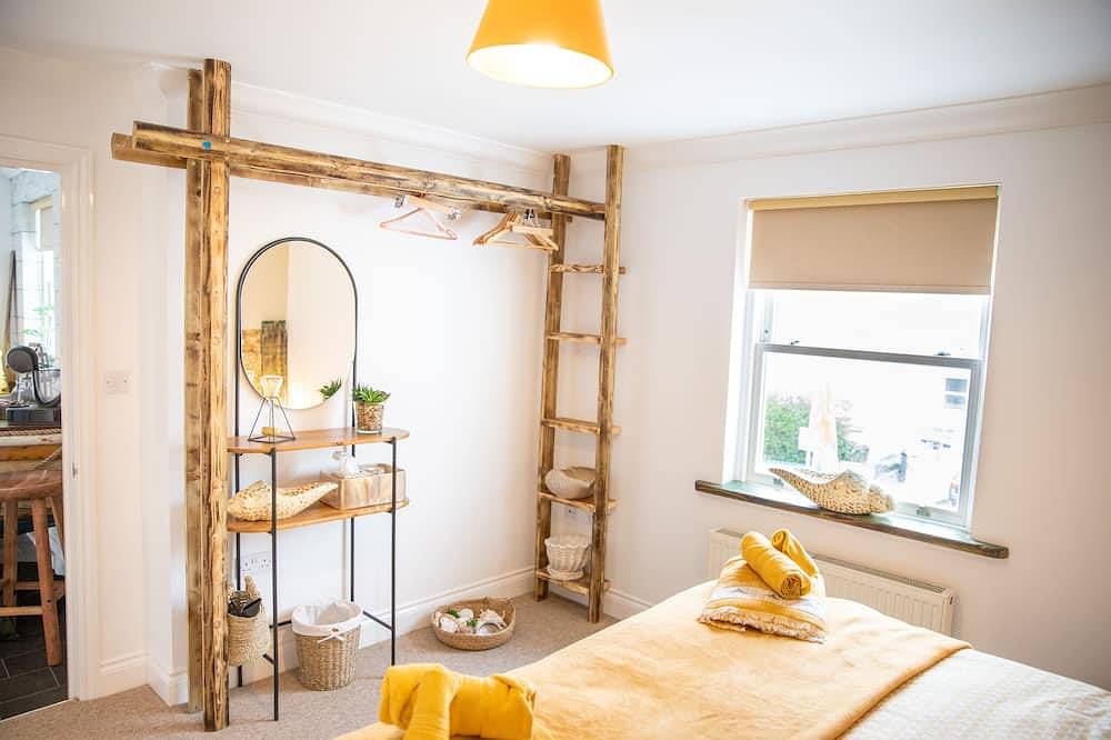 Entire apartment, Sandbanks. The Beach House Apartments, central, parking and walk to the beach in Eastbourne, East Sussex