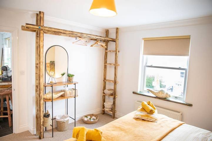 Apartamento entero, Sandbanks is a bright and airy apartment with a coastal feel. Private parking in Eastbourne, Sussex Oriental