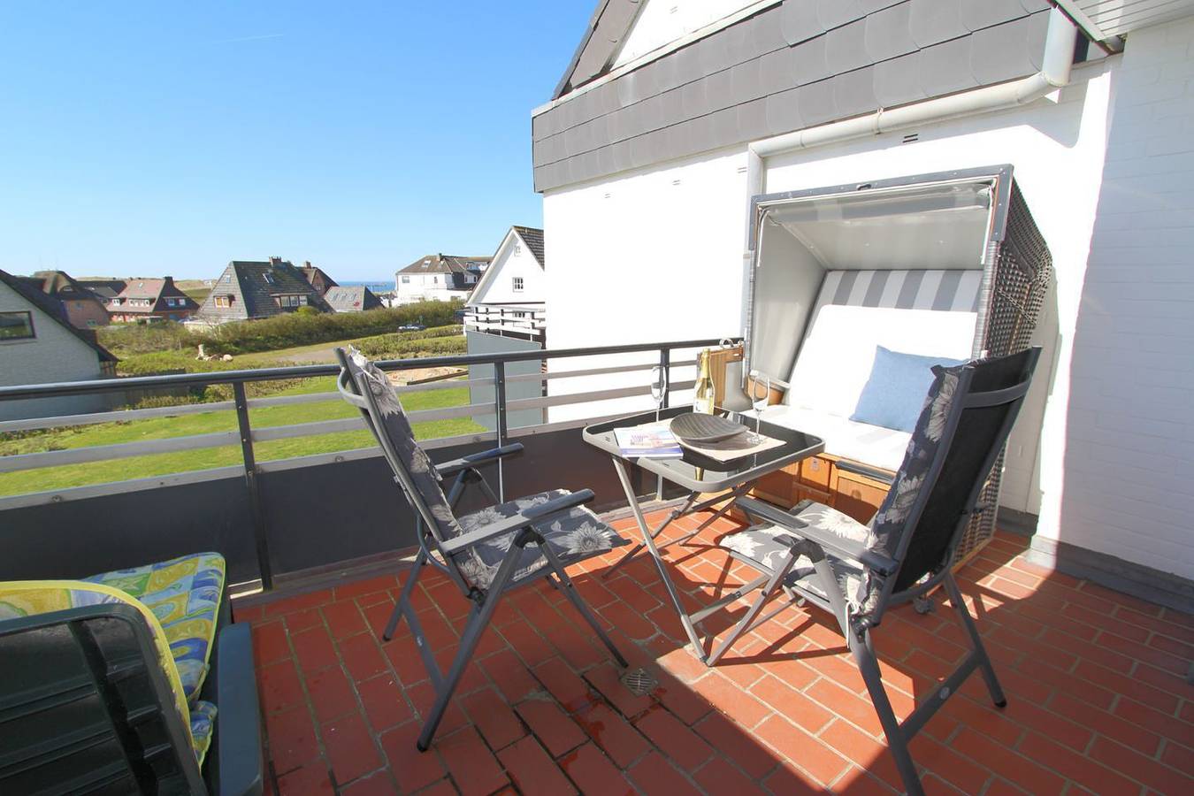 Ganze Wohnung, Modern eingerichtete Ferienwohnung auf zwei Ebenen im Herzen von Wenningstedt in Wenningstedt, Sylt