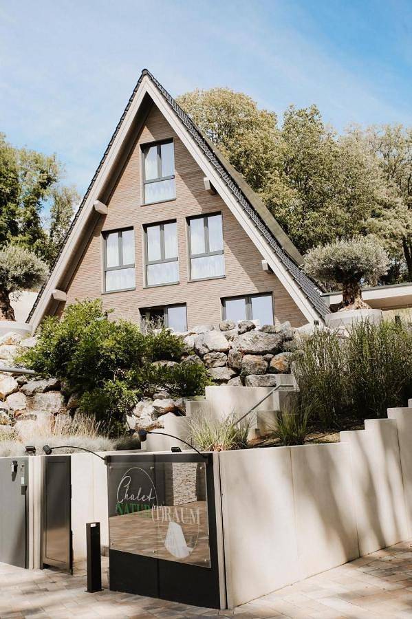 Ferienhaus für 15 Personen, mit Terrasse und Garten sowie Pool und Ausblick in Runkel
