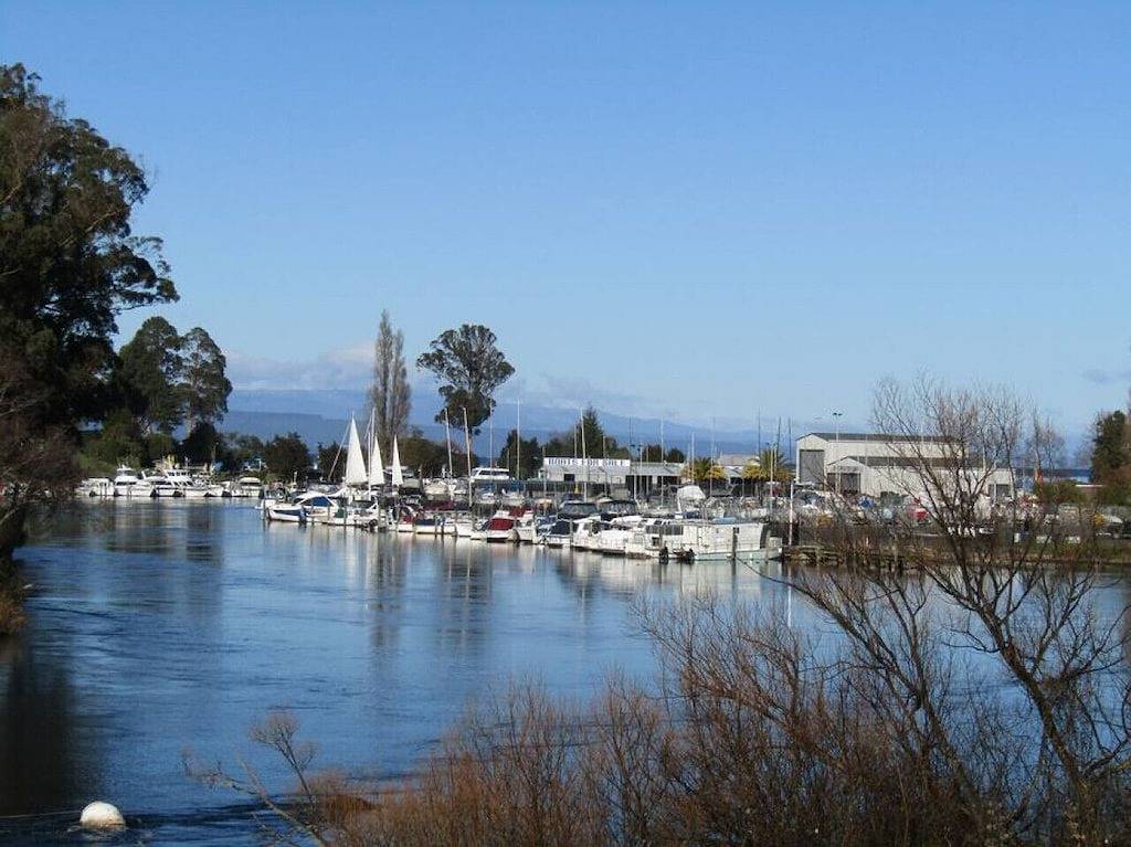 Ganze Wohnung, Das zentrale Apartment mit Flussblick bietet Bettwäsche und Wlan in Taupo, Taupo District