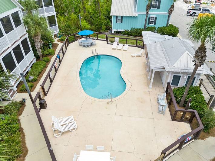 Cabin for 8 people, with pool and hot tub as well as balcony, with pets the Florida Panhandle