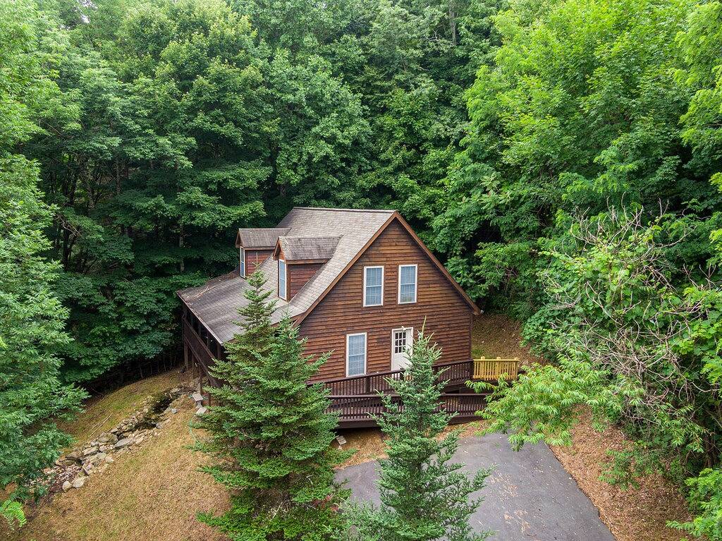 Adventure Awaits is located a 3,800 feet in elevation with hot tub and pretty views! Pet friendly! in Blue Ridge Parkway, Seven Devils
