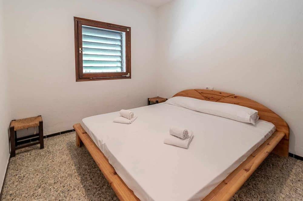 Entire apartment, Grifeu 6 Bright apartment with terrace and views in Platja Grifeu, Upper Empordà