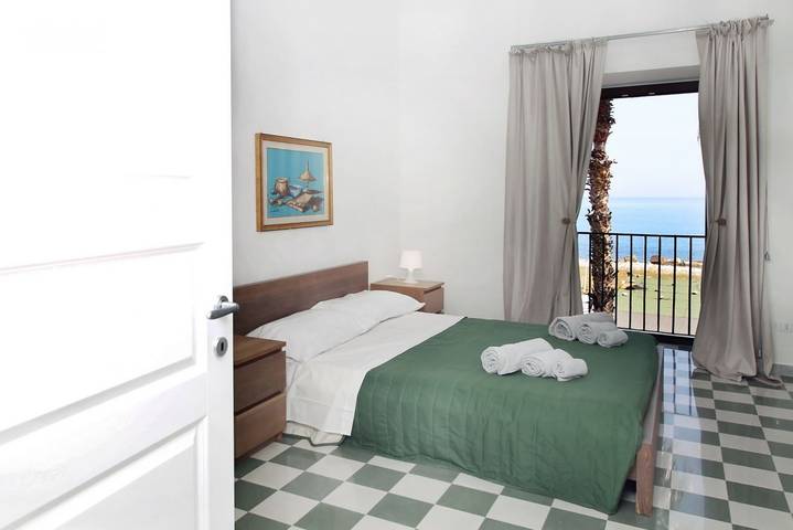 Ferienwohnung für 2 Personen, mit Meerblick und Balkon/Terrasse sowie Garten