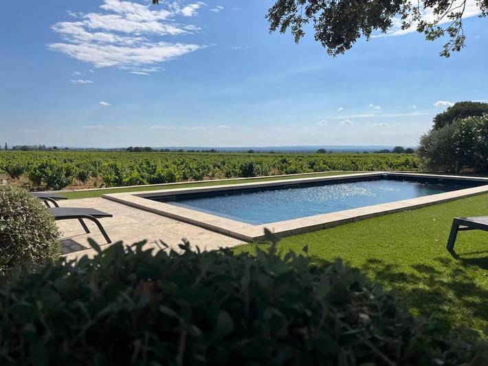 Location de vacances pour 8 personnes, avec jardin et piscine ainsi que terrasse et vue à Gigondas