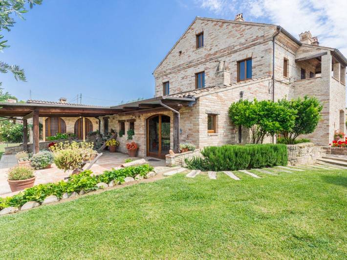 Agriturismo per 14 persone, con Terrazza e Giardino nonché Piscina a Altidona