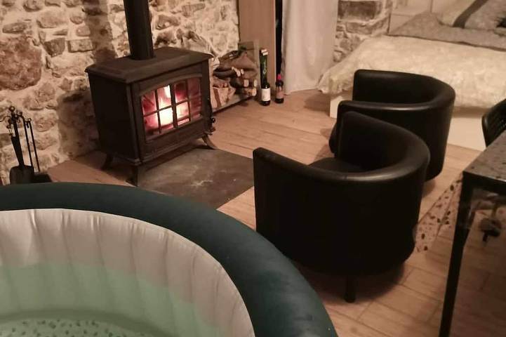 Gîte pour 2 personnes, avec piscine ainsi que terrasse et jardin à Saint-Laurent-le-Minier - 4