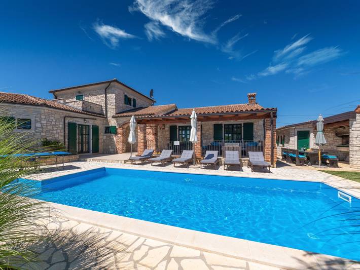 Ferienhaus für 8 Personen, mit Pool und Garten sowie Terrasse