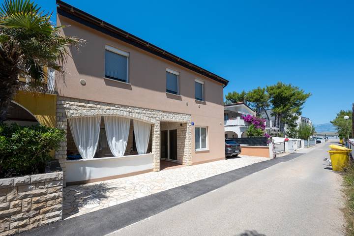 Ganze Wohnung, 2-Zimmer-Ferienwohnung mit Terrasse und Meerblick Vir A-25155-b in Vir