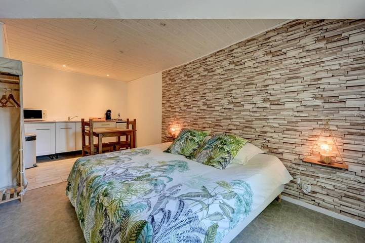 Location de vacances pour 2 personnes, avec terrasse et piscine ainsi que vue et jardin à Roquemaure - 3