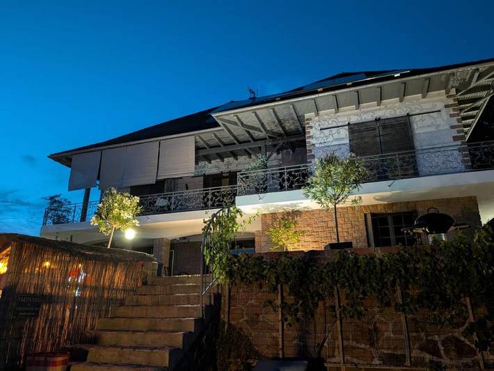 Gîte pour 2 personnes, avec Terrasse et Jardin ainsi que Piscine et Vue à Malemort-sur-Corrèze