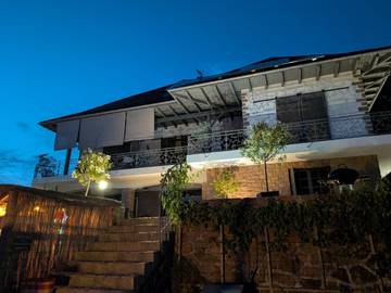 Gîte pour 2 personnes, avec terrasse et vue ainsi que jardin et piscine à Malemort-sur-Corrèze