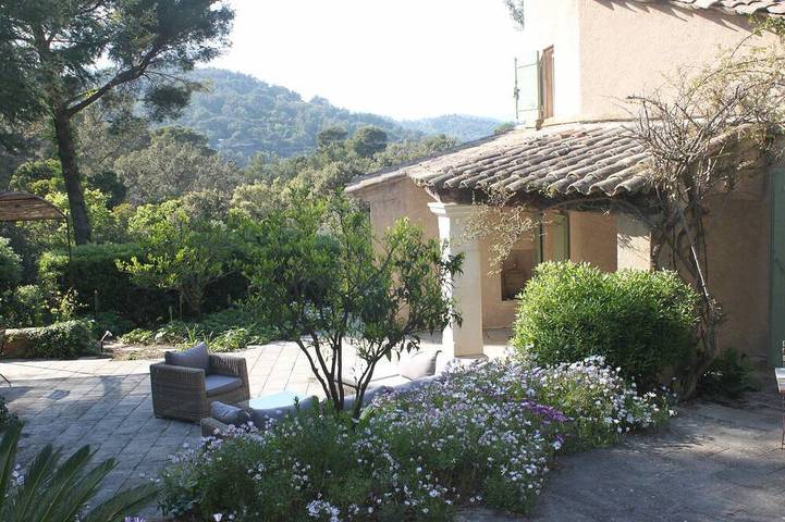 Villa mit Südausrichtung, am Meeresufer, privates Anwesen am Cap Bénat in Cap Bénat, Bormes-les-Mimosas