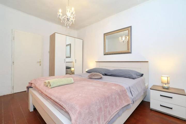 Ferienhaus für 6 Personen, mit Terrasse und Garten sowie Ausblick in Razanac - 4