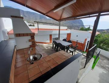 Gîte pour 4 personnes, avec vue ainsi que terrasse et jardin dans Alojera