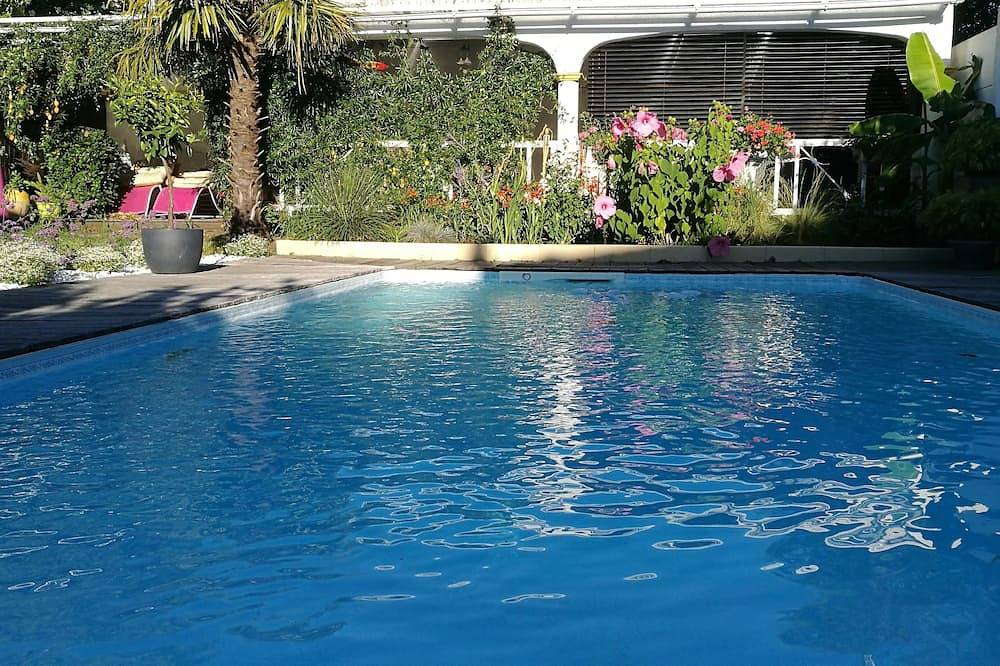30mn from beaches, large 8-room house with Andalusian patio and private pool. in Dax, Dax region