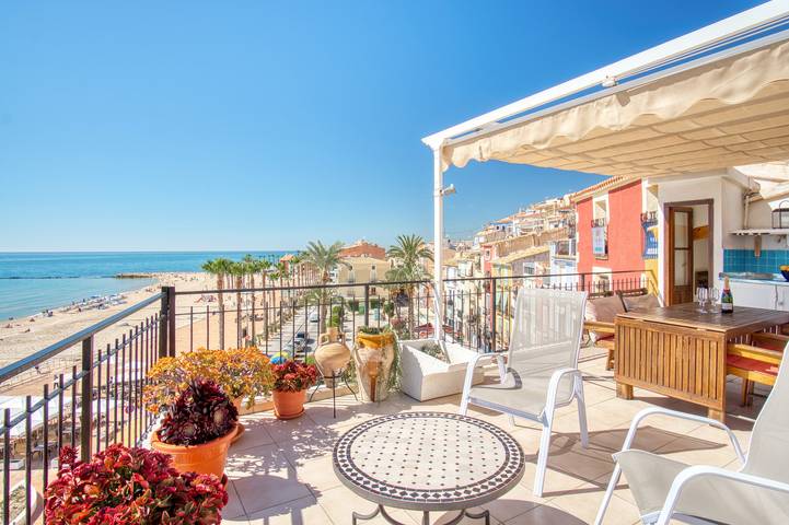 Casa amarilla del mar piso 3y4: vistas al mar, Wi-Fi y aire acondicionado in Villajoyosa, Costa Blanca
