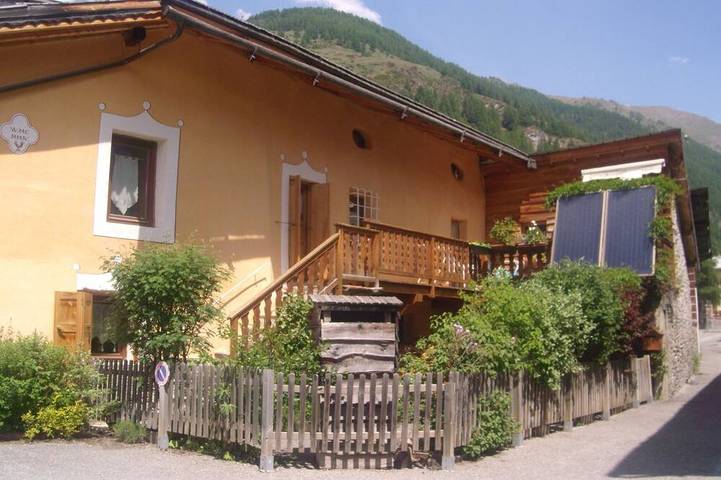 Location de vacances pour 12 personnes, avec Balcon et Jacuzzi ainsi que Jardin et Sauna dans Office de Tourisme du Queyras Abriès