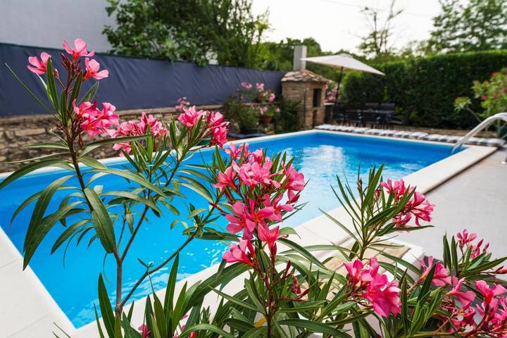 Ferienhaus für 6 Personen, mit Pool und Garten sowie Ausblick