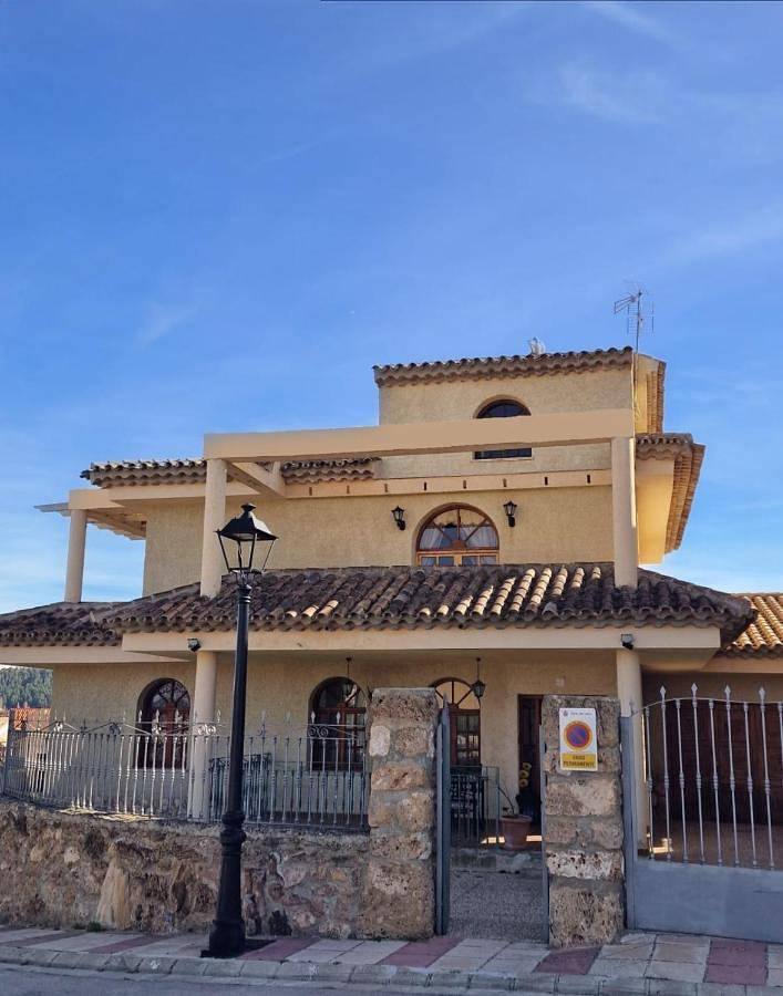 Apartamento para 16 personas, con Balcón y Jacuzzi además de Terraza y Jardín en Letur