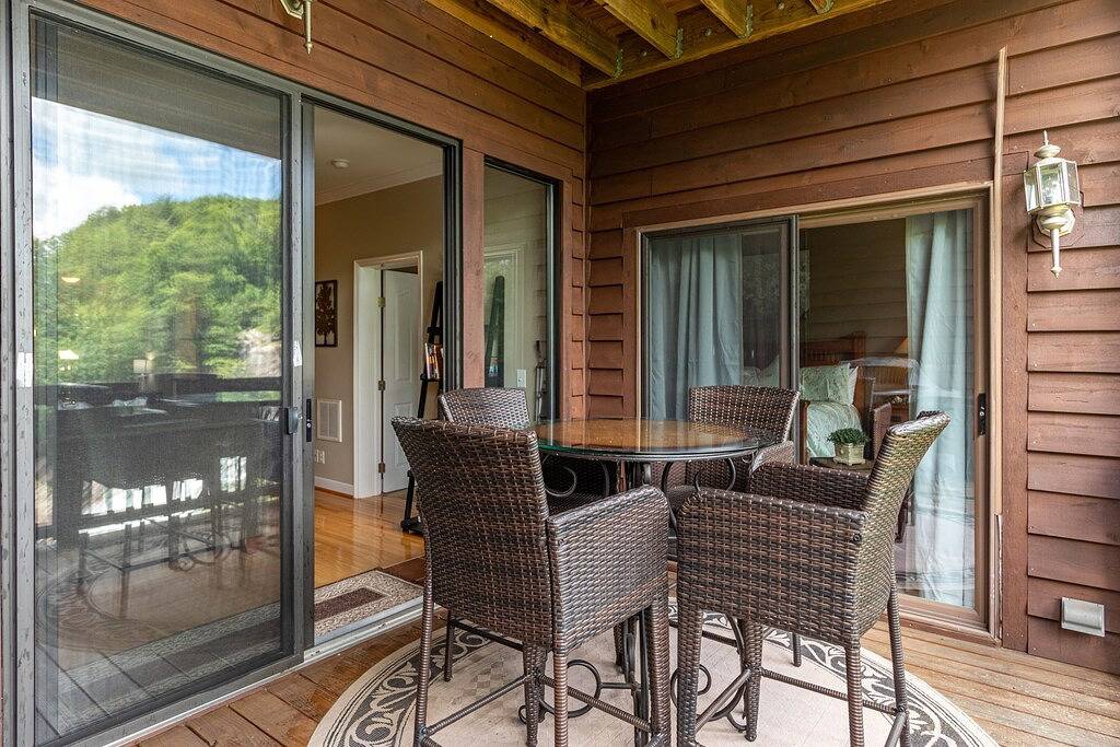 Ganze Wohnung, Mountain Condo mit spektakulärer Aussicht auf Toxaway Falls in Lake Toxaway