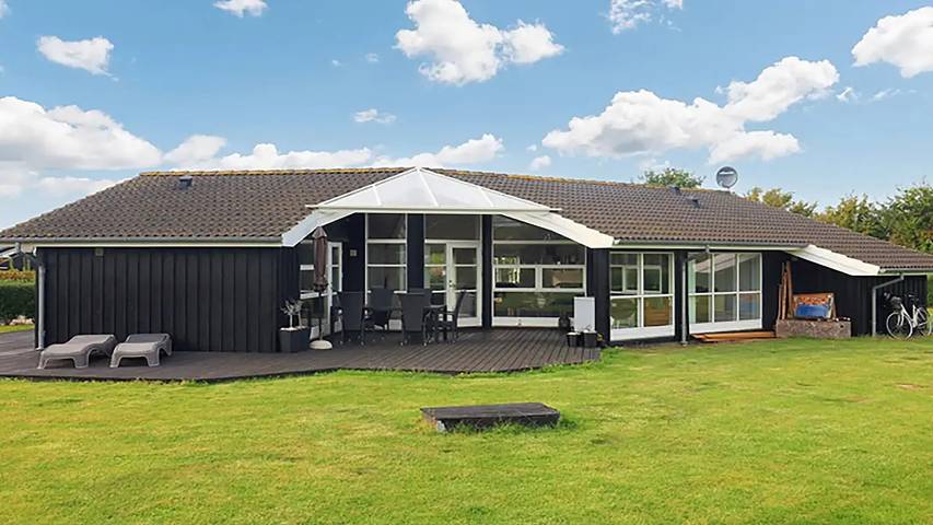 Ferieudlejning for 11 personer, med terrasse og jacuzzi samt sauna, husdyr tilladt i Rudkøbing