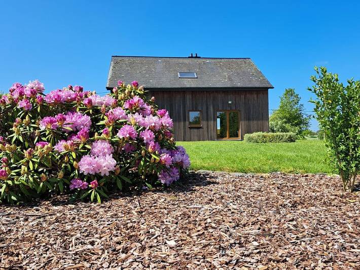 Gîte pour 8 personnes, avec terrasse dans Dinez