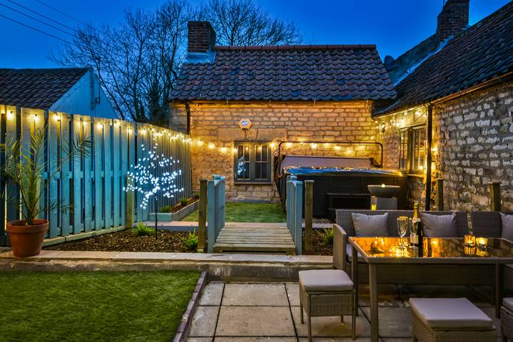 Holiday letting for 12 people, with terrace and garden as well as hot tub, child-friendly in Pickering