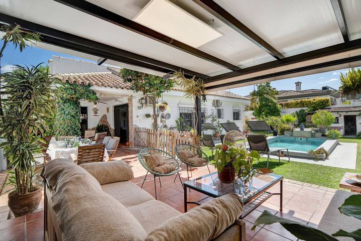 Artistic Holiday Home in Prime Location "A Garden to Relax" in Urbanización del Carmen, El Puerto de Santa María